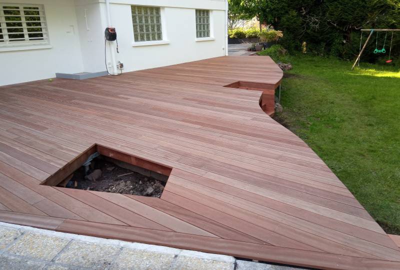 Vue d'ensemble de la terrasse avec jardinière incorporée